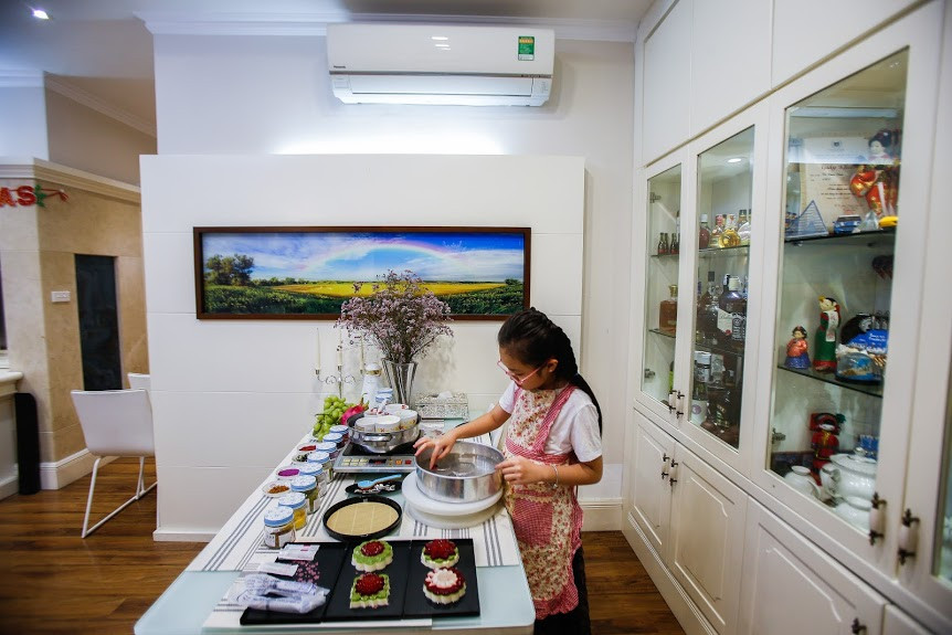 Nhận thấy đam mê làm bánh của con ngày một lớn dần, mẹ Nguyễn Thị Hương bắt đầu cho con theo học lớp làm bánh 3D của chuyên gia Trần Phương Nga.
