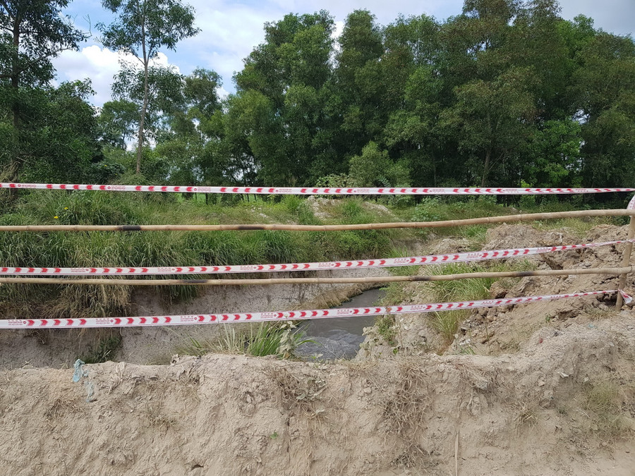 Suối Nhum bên cạnh đoạn đường đang thi công tại ĐHQG TPHCM được rào chắn, cảnh báo bằng vài sợi dây ni lông mỏng