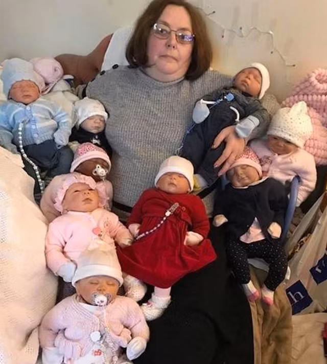 Bà mẹ chi hơn 118 triệu đồng để mua quần áo cho búp bê - Ảnh 1.