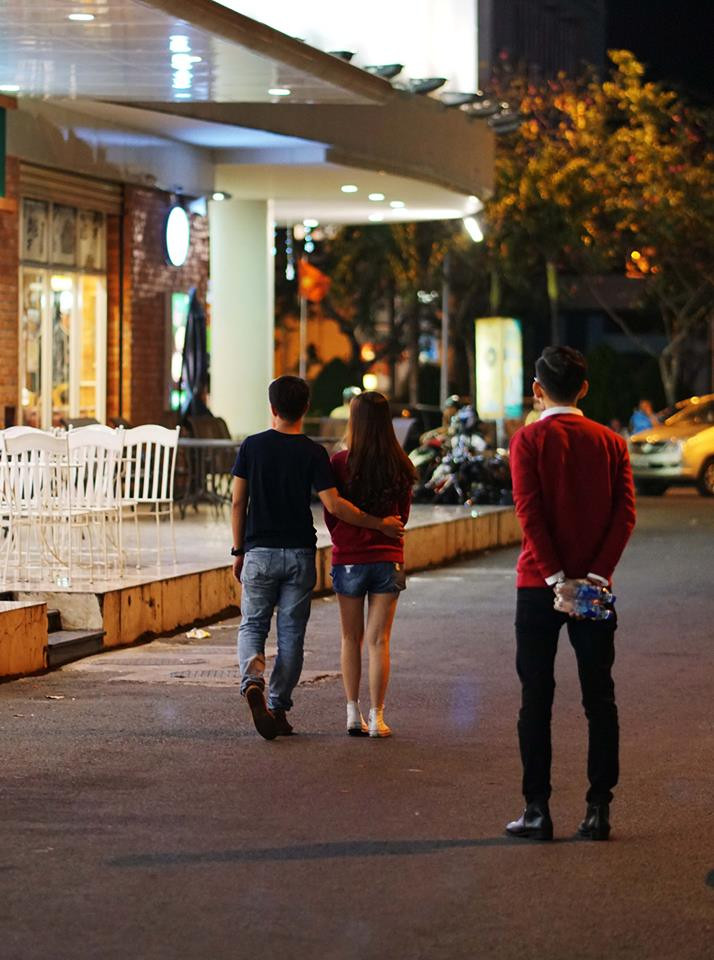 Khi anh đi mua nước về