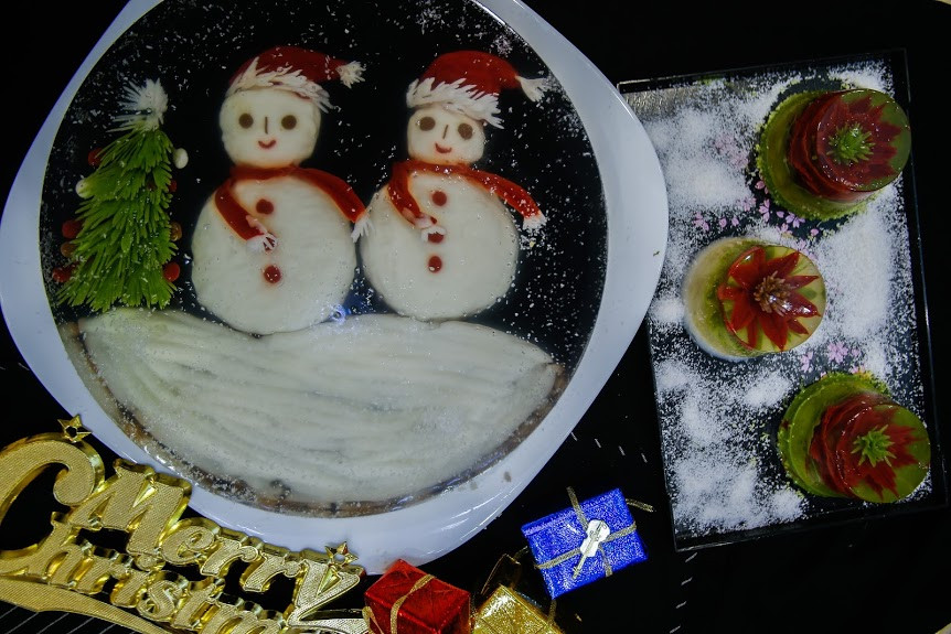 Chiếc bánh thạch 3D với hình hai ông già tuyết và cây thông Noel được Tuệ Anh tỉ mỉ chuẩn bị tặng bố mẹ.