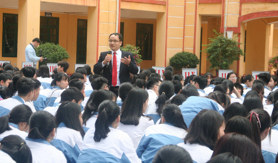 TS Nguyễn Chí Trường tư vấn chọn nghề cho các em học sinh