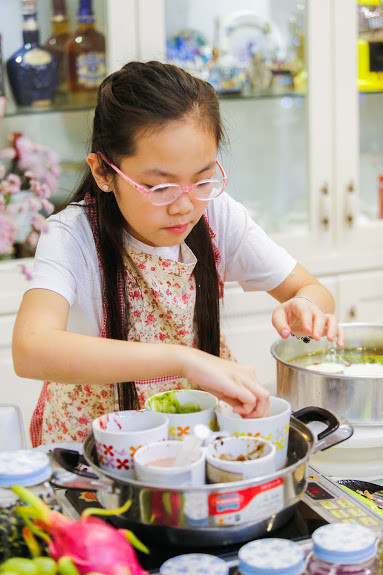 Ở góc bếp bánh tại gia, Tuệ Anh được bố mẹ trang bị đầy đủ các thiết bị và dụng cụ cần thiết.