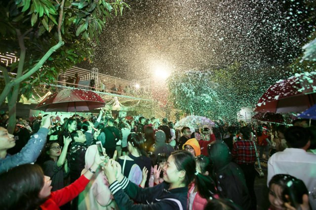 Cây thông Noel được trang trí đèn nhấp nháy cùng các bông tuyết trắng bay xung quanh tạo nên khung cảnh đêm Noel lung linh.