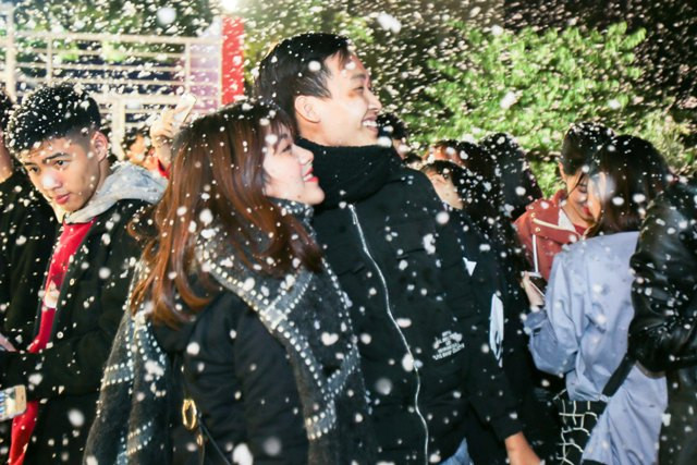 Thỉnh thoảng, tuyết nhân tạo sẽ rơi trong khoảng thời gian trước Noel cho đến khi Noel kết thúc. Nhà trường không thông báo chính xác khi nào sẽ có "tuyết" rơi để tạo thú vị và bất ngờ cho sinh viên.