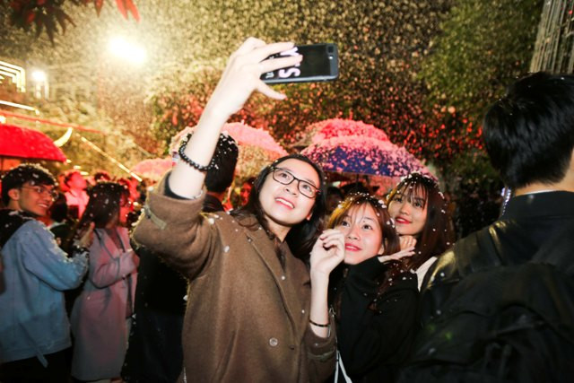 Tuyết nhân tạo ở Đại học Thăng Long khiến các bạn sinh viên vô cùng ngạc nhiên và thích thú.