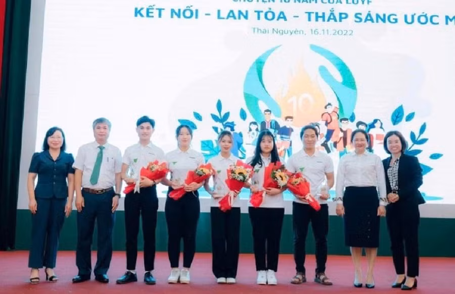 Phu Hờ Mè (đứng thứ 3 từ phải sang) xuất sắc giành nhiều học bổng hiếu học.