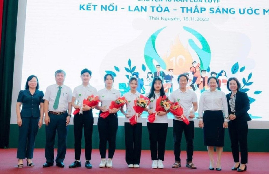 Phu Hờ Mè (đứng thứ 3 từ phải sang) xuất sắc giành nhiều học bổng hiếu học. Phu Hờ Mè (đứng thứ 3 từ phải sang) xuất sắc giành nhiều học bổng hiếu học.