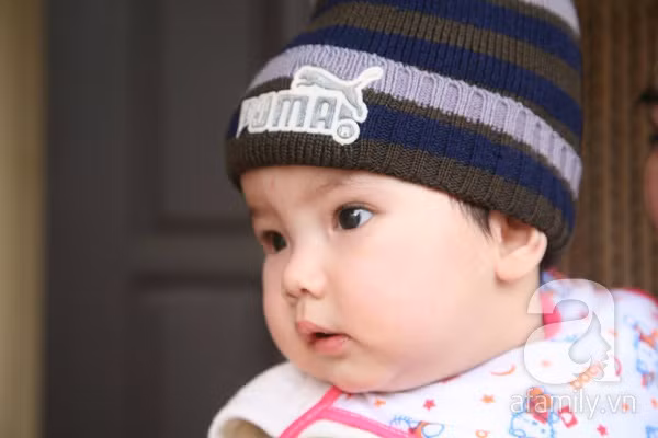 Bé gái khoảng 9 tháng tuổi, bụ bẫm bị bỏ rơi ở chùa