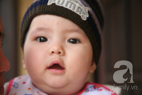 Bé gái khoảng 9 tháng tuổi, bụ bẫm bị bỏ rơi ở chùa Bé gái khoảng 9 tháng tuổi, bụ bẫm bị bỏ rơi ở chùa
