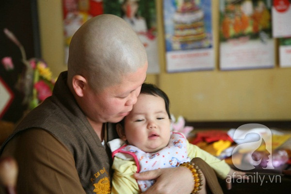 Bé gái khoảng 9 tháng tuổi, bụ bẫm bị bỏ rơi ở chùa Bé gái khoảng 9 tháng tuổi, bụ bẫm bị bỏ rơi ở chùa