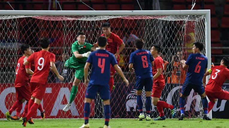 Trước lối chơi quyết liệt của đối thủ, HLV Park Hang-seo đã có những phản ứng và phải nhận thẻ vàng. Trước lối chơi quyết liệt của đối thủ, HLV Park Hang-seo đã có những phản ứng và phải nhận thẻ vàng.