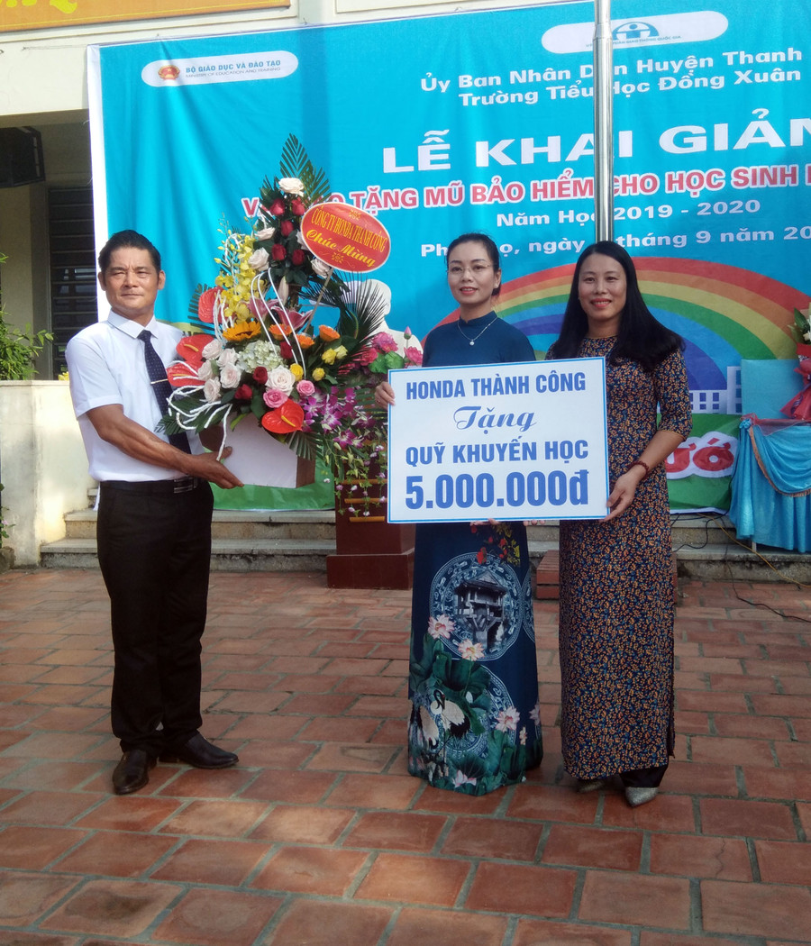 Công ty Honda Thành Công trao tiền khuyến học cho BGH trường Tiểu học Đồng Xuân Công ty Honda Thành Công trao tiền khuyến học cho BGH trường Tiểu học Đồng Xuân