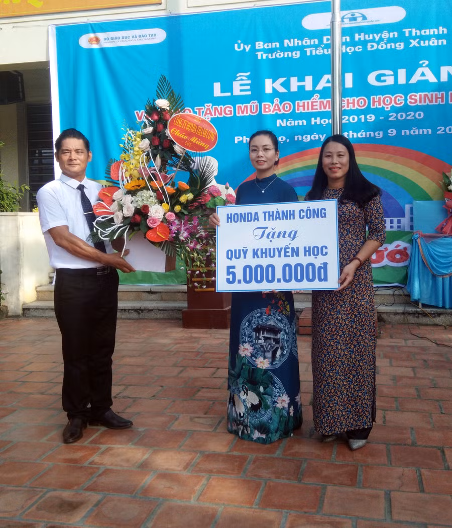 Công ty Honda Thành Công trao tiền khuyến học cho BGH trường Tiểu học Đồng Xuân