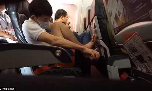 Khách Tây chứng kiến những hành động khiếm nhã trên chuyến bay tới Việt Nam