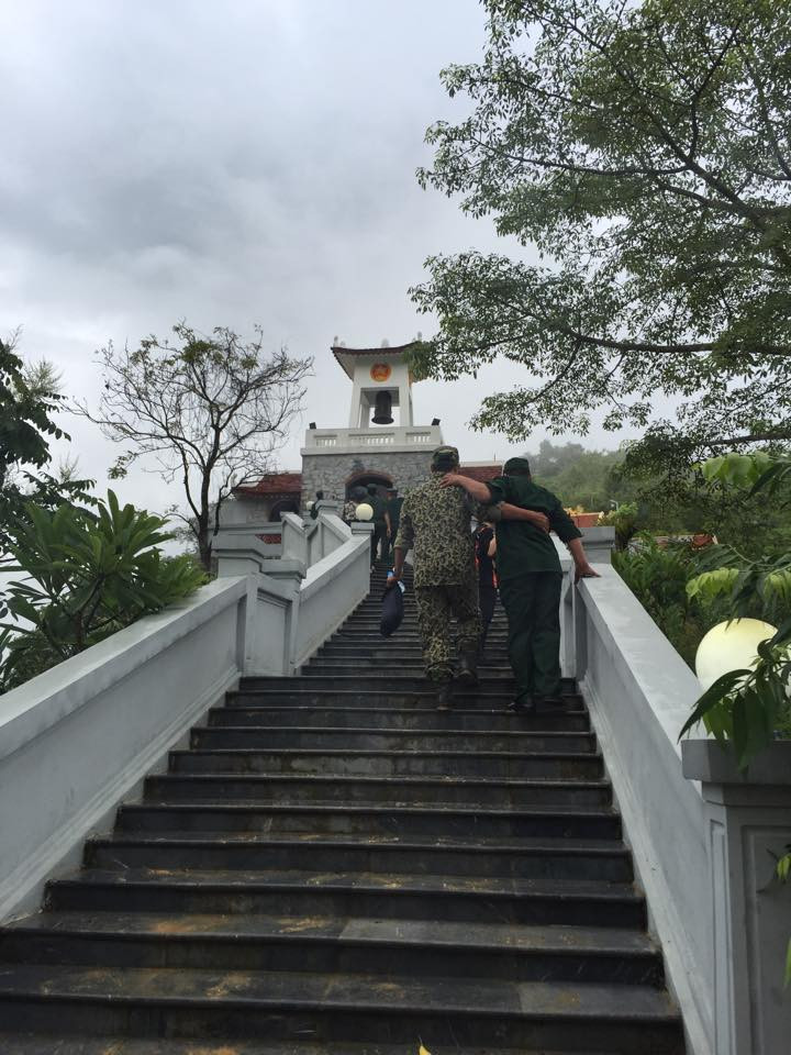 Những người đồng đội cùng dìu nhau lên thắp hương tại đài tưởng niệm liệt sĩ cao điểm 468 Vị Xuyên