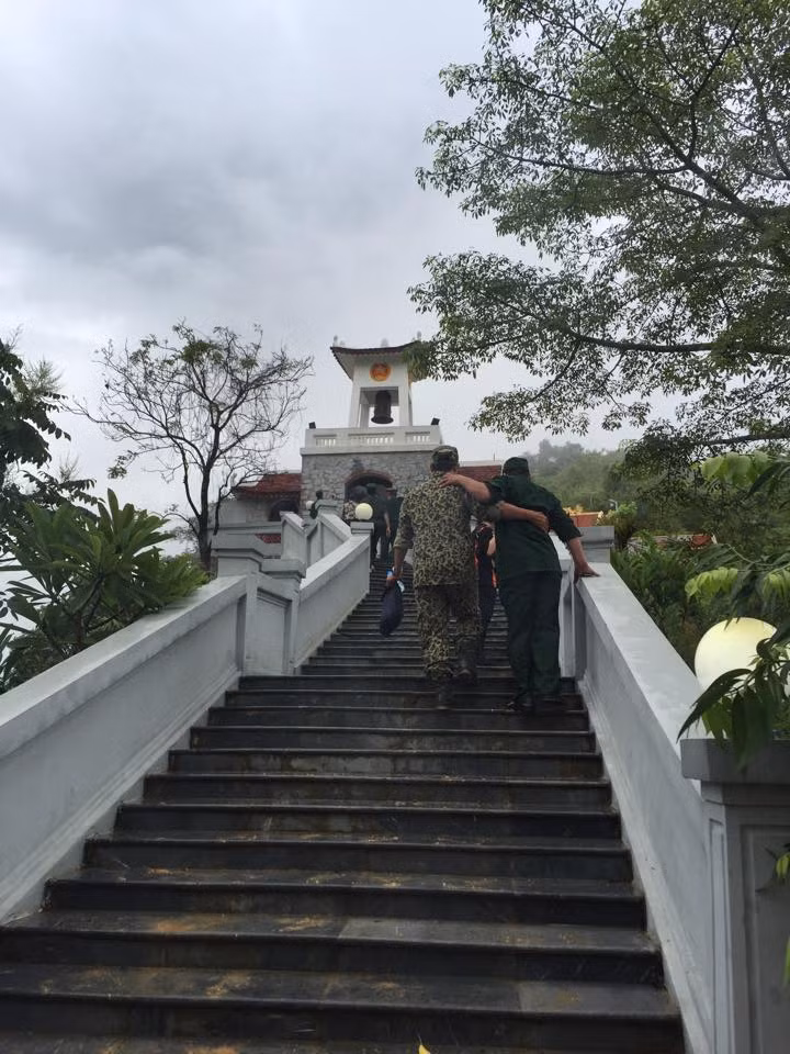 Những người đồng đội cùng dìu nhau lên thắp hương tại đài tưởng niệm liệt sĩ cao điểm 468 Vị Xuyên