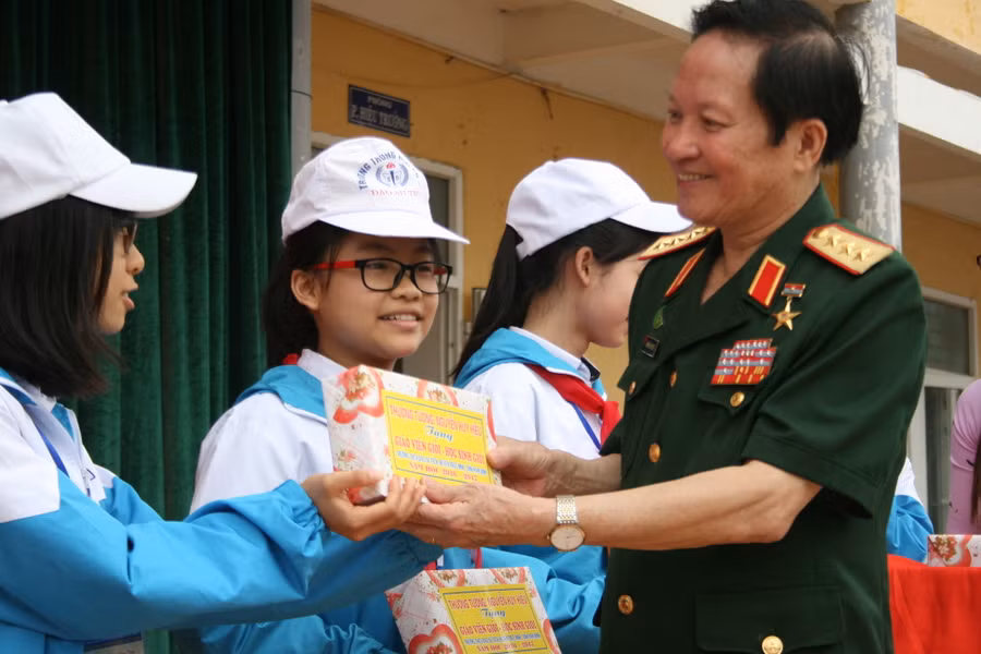 Thượng tướng Nguyễn Huy Hiệu tặng quà cho các cháu học sinh giỏi huyện Trực Ninh – Nam Định