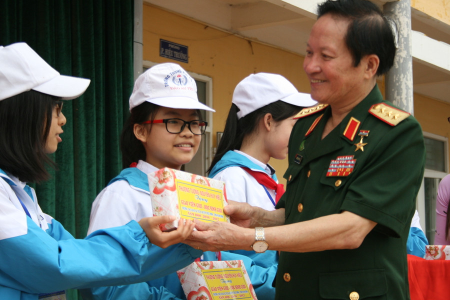 Thượng tướng Nguyễn Huy Hiệu tặng quà cho các cháu học sinh giỏi huyện Trực Ninh – Nam Định Thượng tướng Nguyễn Huy Hiệu tặng quà cho các cháu học sinh giỏi huyện Trực Ninh – Nam Định