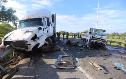 Hiện trường vụ tai nạn khiến chú rể và 12 người thân khác tử vong trên đường đi đón dâu. Ảnh: Đắc Thành.