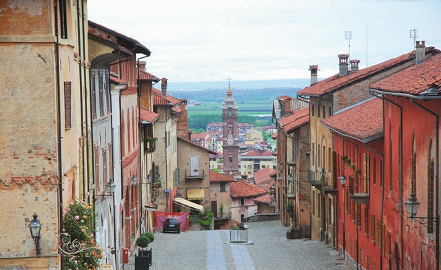 Thành phố Saluzzo được xây dựng trên một ngọn đồi nhìn ra một đồng bằng rộng lớn