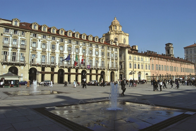 Một điểm thu hút nữa của thị trấn là quảng trường Castello, với đài phun nước lịch sử có tên là Drancia ở trung tâm, và điểm nổi bật nhất chính là lâu đài Castiglia.