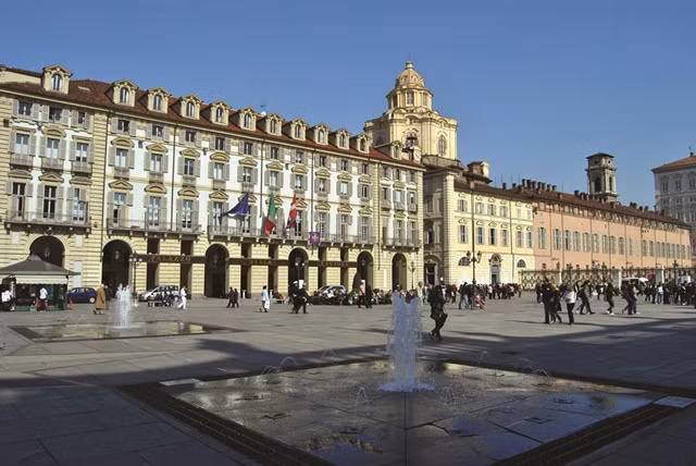 Một điểm thu hút nữa của thị trấn là quảng trường Castello, với đài phun nước lịch sử có tên là Drancia ở trung tâm, và điểm nổi bật nhất chính là lâu đài Castiglia.