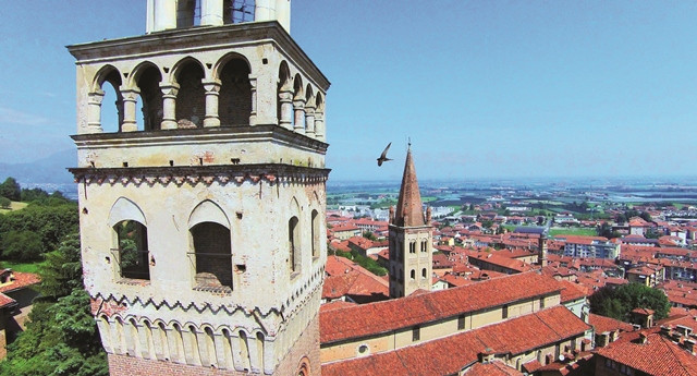 Civic Tower ở Saluzzo, được xây dựng vào năm 1462 được xem như là một biểu tượng kiến trúc của thị trấn