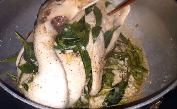 Luộc vịt khoảng 30 phút thì lật rồi luộc thêm từ 20 - 30 phút nữa là được