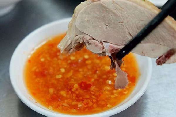 Thịt vịt sẽ tròn vị hơn khi chấm cùng nước mắm tỏi ớt