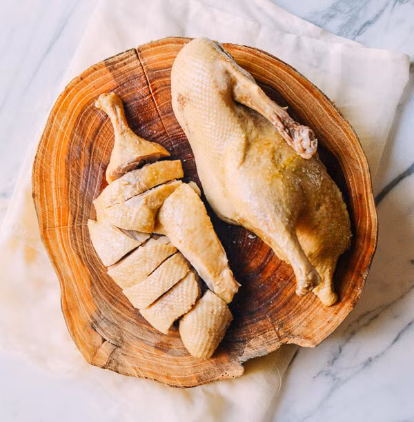 Chặt vịt thành từng miếng vừa ăn