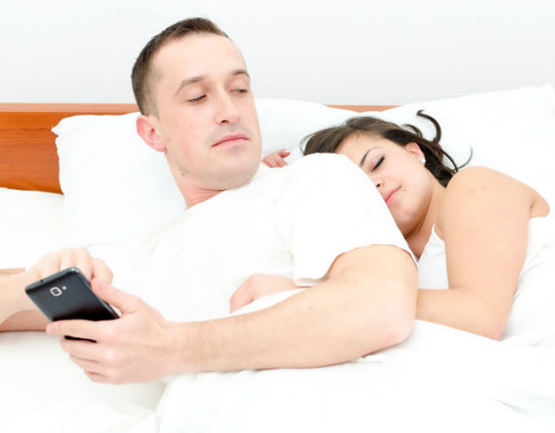 Anh chồng ở Singapore là một tay chơi từ khi chưa lấy vợ, nhưng cho đến 20 năm sau trong cuộc hôn nhân, bản tính đó vẫn không thay đổi. Ảnh: Her world.