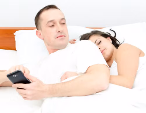 Anh chồng ở Singapore là một tay chơi từ khi chưa lấy vợ, nhưng cho đến 20 năm sau trong cuộc hôn nhân, bản tính đó vẫn không thay đổi. Anh chồng ở Singapore là một tay chơi từ khi chưa lấy vợ, nhưng cho đến 20 năm sau trong cuộc hôn nhân, bản tính đó vẫn không thay đổi. Ảnh: Her world.