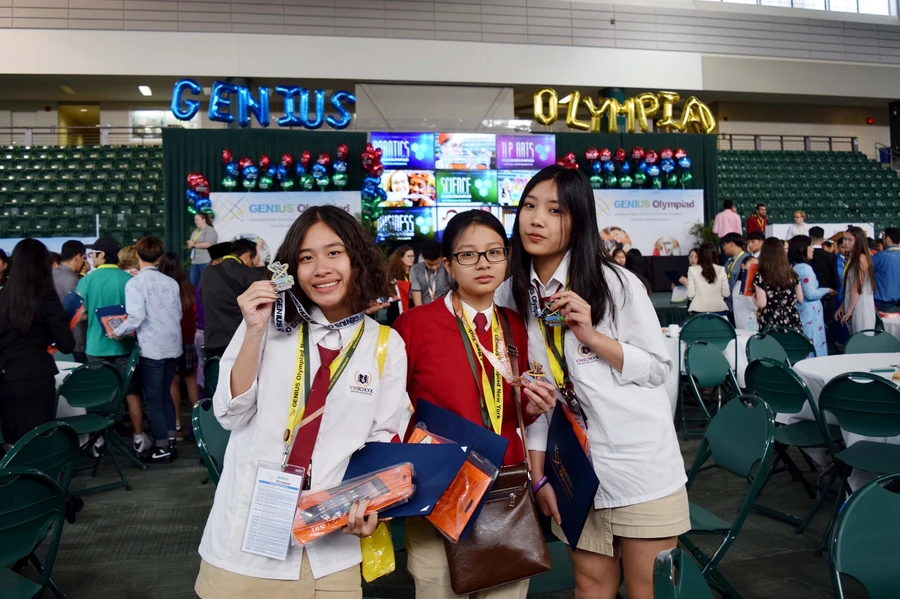 Mai Anh cùng những người bạn của mình tham dự vòng Chung kết GENIUS Olympiad tại New York, Mỹ. (Ảnh: Mai Anh đứng ngoài cùng bên trái)