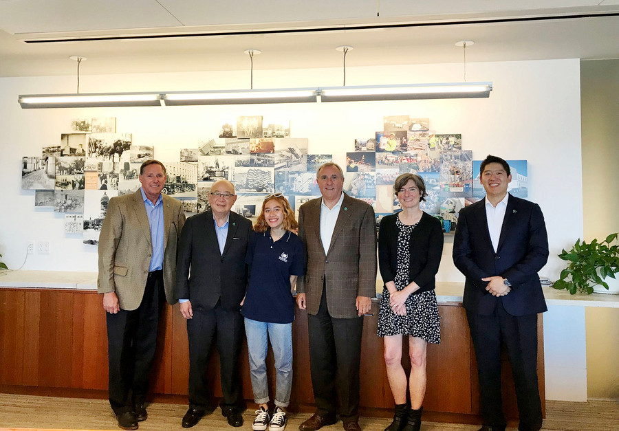 Mai Anh cùng Chủ tịch Hội đồng quản trị (thứ ba từ phải sang), Ban lãnh đạo và nhân viên Công ty Recology Mai Anh cùng Chủ tịch Hội đồng quản trị (thứ ba từ phải sang), Ban lãnh đạo và nhân viên Công ty Recology