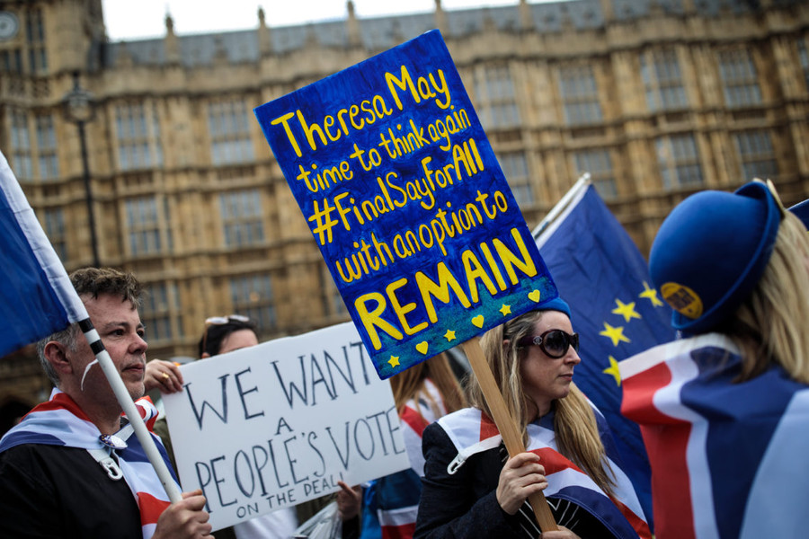 Người dân London xuống đường bày tỏ thái độ với nội các của Thủ tướng Theresa May Người dân London xuống đường bày tỏ thái độ với nội các của Thủ tướng Theresa May