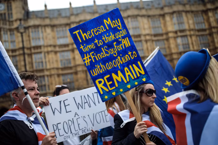 Người dân London xuống đường bày tỏ thái độ với nội các của Thủ tướng Theresa May