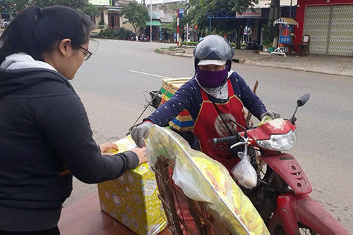 Nhiều người dừng bên đường, quyên tiền hỗ trợ thân nhân vụ tai nạn xe rước dâu. Ảnh:NVCC Nhiều người dừng bên đường, quyên tiền hỗ trợ thân nhân vụ tai nạn xe rước dâu. Ảnh: NVCC