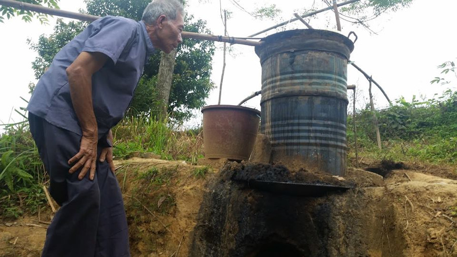 Cụ Nông Văn Tú bên chiếc lò nấu tinh dầu hồi thủ công một thời oanh liệt của mình Cụ Nông Văn Tú bên chiếc lò nấu tinh dầu hồi thủ công một thời oanh liệt của mình