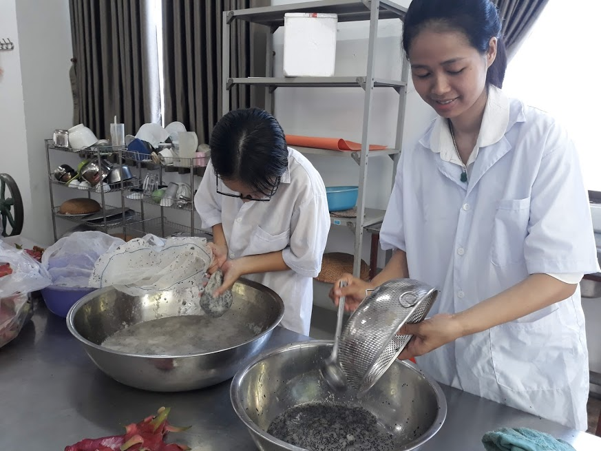 Tiến sĩ Phùng Thị Mỹ đang hướng dẫn sinh viên thực hiện đề tài nghiên cứu khoa học tại Phòng thí nghiệm ngành Công nghệ thực phẩm, BVU, tháng 6/2018 Tiến sĩ Phùng Thị Mỹ đang hướng dẫn sinh viên thực hiện đề tài nghiên cứu khoa học tại Phòng thí nghiệm ngành Công nghệ thực phẩm, BVU, tháng 6/2018