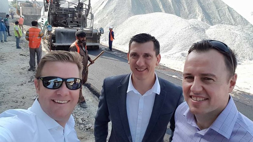 Từ trái qua phải là các Giám đốc của Công ty MacRebur: Toby McCartney, Gordon Reid và Nick Burnett Từ trái qua phải là các Giám đốc của Công ty MacRebur: Toby McCartney, Gordon Reid và Nick Burnett