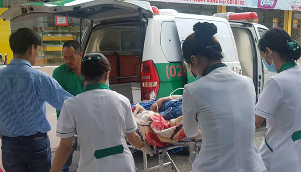 Xe cấp cứu đưa bệnh nhân từ phòng khám về bệnh viện. Xe cấp cứu đưa bệnh nhân từ phòng khám về bệnh viện. Ảnh: P.T