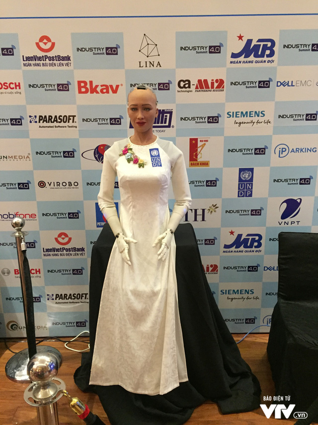 Robot Sophia trong tà áo dài Việt Nam