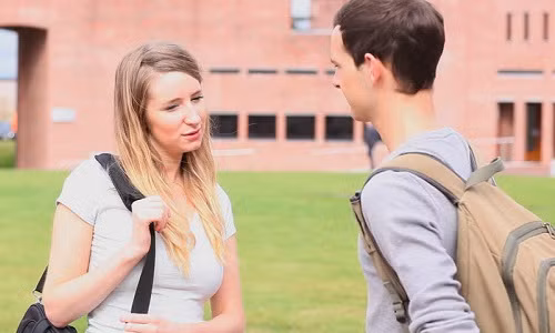 Nói tiếng Anh có cần hay?