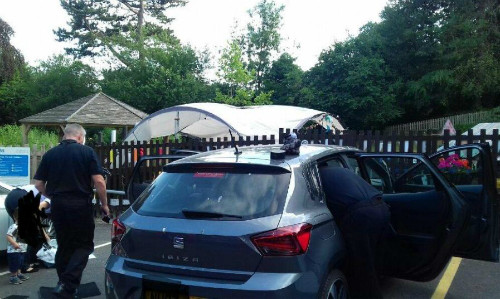 Chị Jenna đã đập vỡ kính xe để cứu em bé 2 tháng tuổi ra ngoài, trong khi người bảo vệ chỉ đứng nhìn vì sợ mất việc. Chị Jenna đã đập vỡ kính xe để cứu em bé 2 tháng tuổi ra ngoài, trong khi người bảo vệ chỉ đứng nhìn vì sợ mất việc. Ảnh: The Sun.