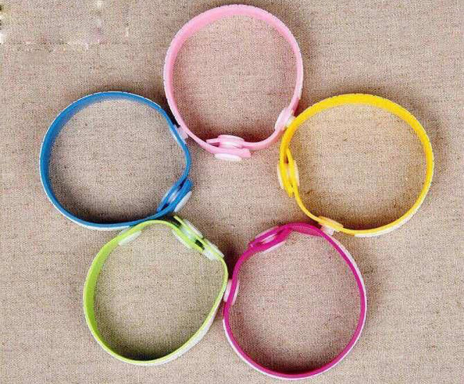 Vòng đeo tay chống muỗi cho trẻ được bán trên thị trường. Cẩn trọng khi cho trẻ đeo vòng chống muỗi