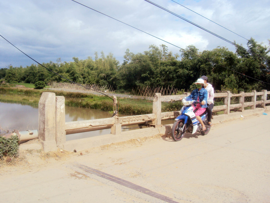 Thành cầu rơi rụng gây mất an toàn cho các phương tiện Thành cầu rơi rụng gây mất an toàn cho các phương tiện