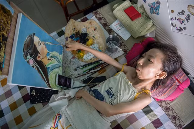 Trung Quốc: Người phụ nữ tật nguyền 30 năm kiếm sống bằng hội hoạ - Hình 1