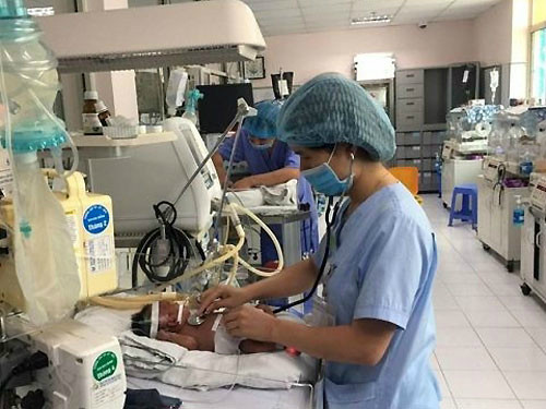 Trẻ suy hô hấp trongphòng hồi sức tích cực. Ảnh: Khánh Chi