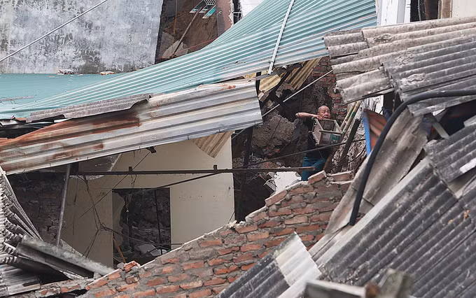 Người dân di dời tài sản trước nguy cơ đổ xuống sông Đà